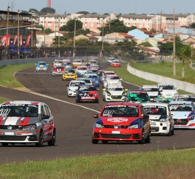 Com quase 60 carros, temporada do Turismo Nacional começa quente em Londrina